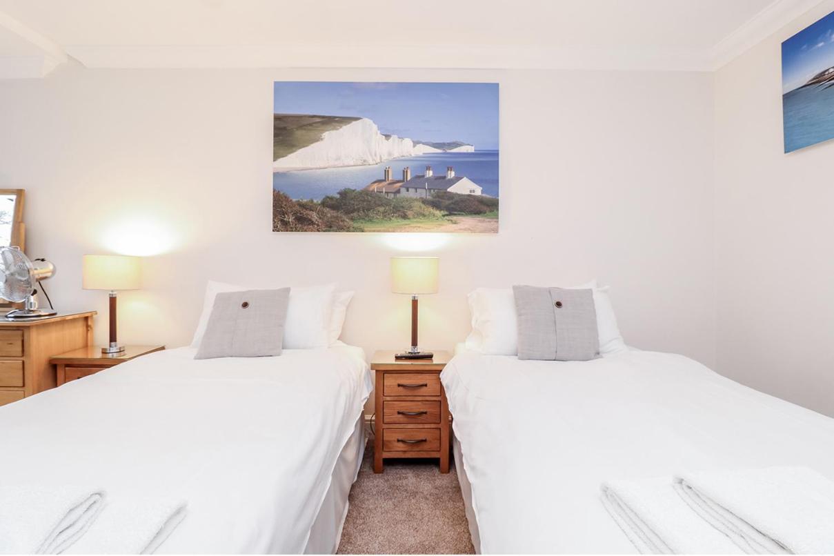 3 Queens Gardens Sea View Apartment Eastbourne Bagian luar foto
