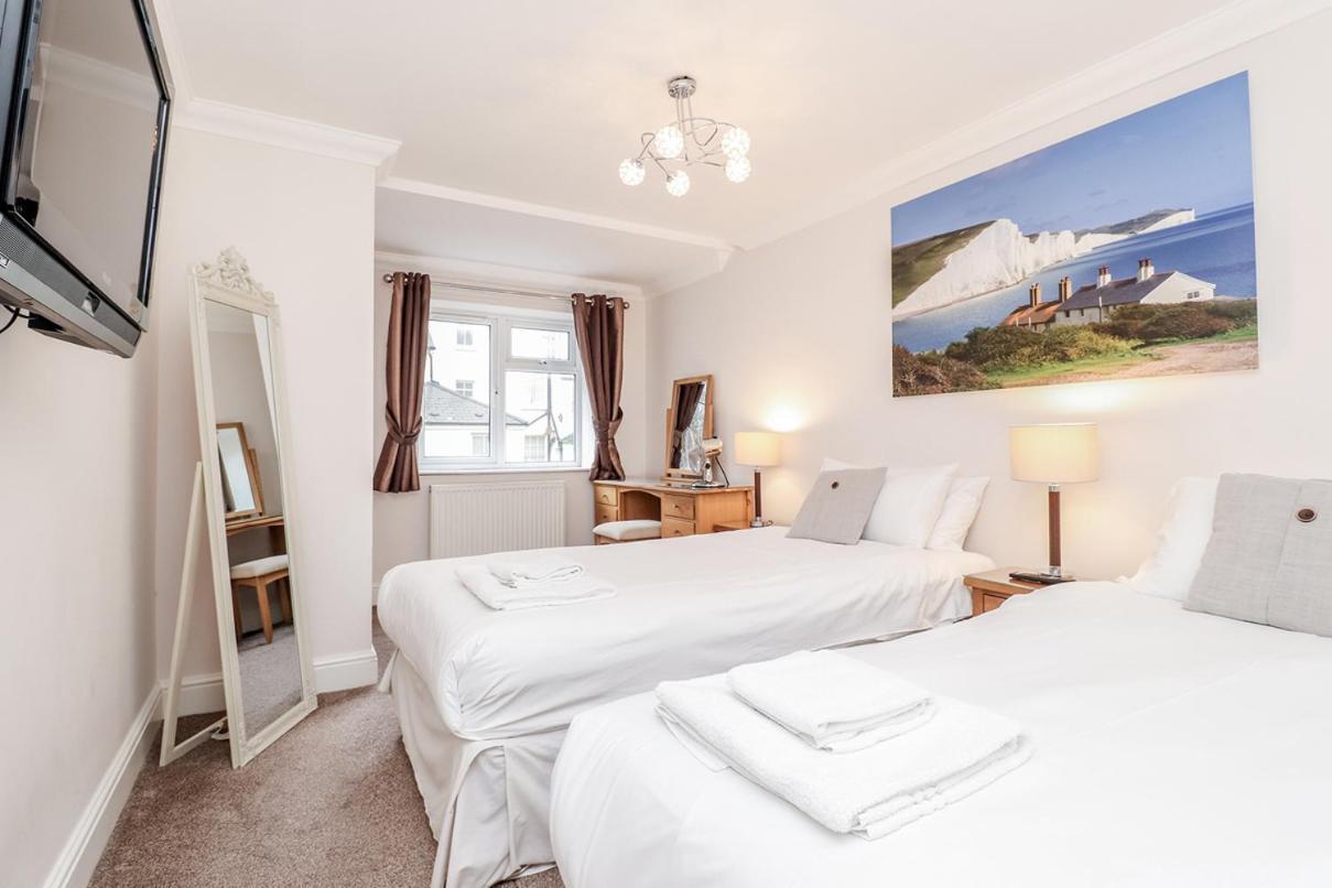 3 Queens Gardens Sea View Apartment Eastbourne Bagian luar foto