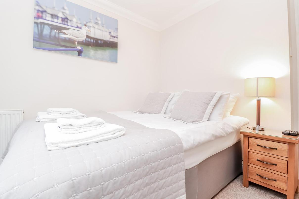 3 Queens Gardens Sea View Apartment Eastbourne Bagian luar foto