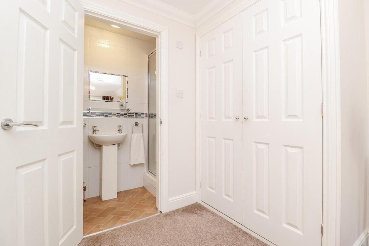 3 Queens Gardens Sea View Apartment Eastbourne Bagian luar foto