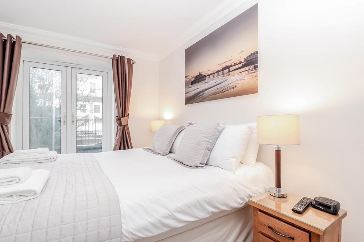 3 Queens Gardens Sea View Apartment Eastbourne Bagian luar foto