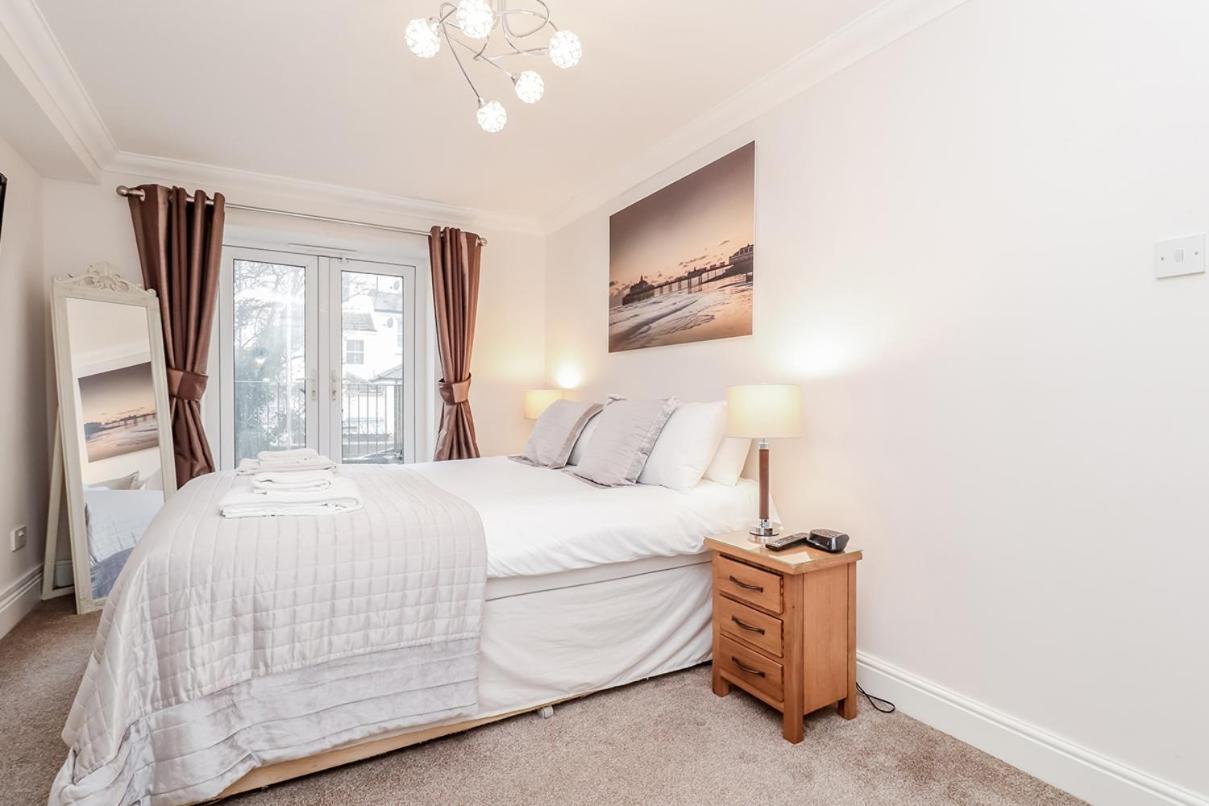 3 Queens Gardens Sea View Apartment Eastbourne Bagian luar foto