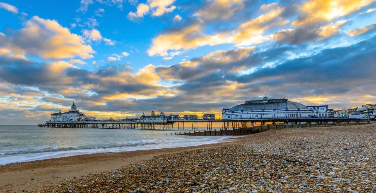 3 Queens Gardens Sea View Apartment Eastbourne Bagian luar foto
